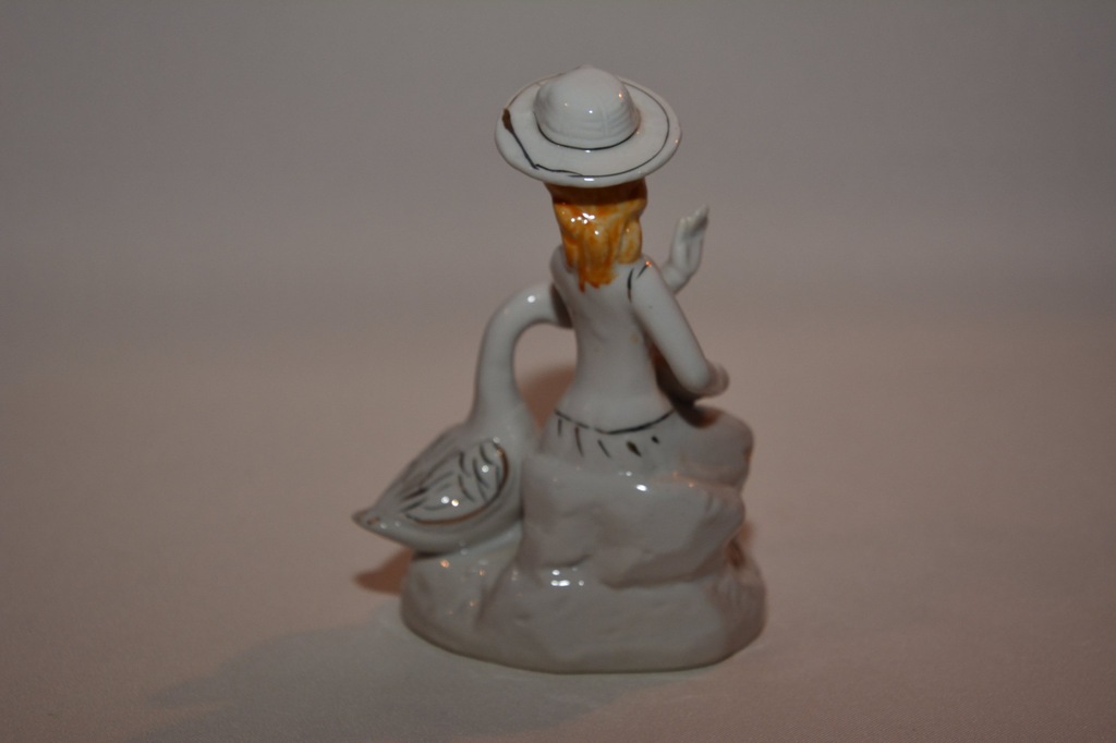 porcelanowa figurka dama z łabędziem sygnowana 7163635708 oficjalne