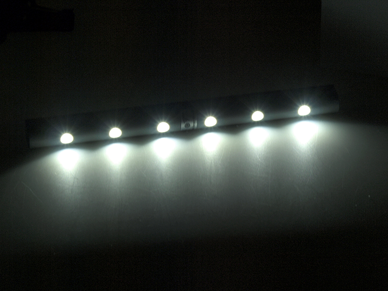 LAMPKA 6 LED Z CZUJNIKIEM RUCHU NA * BATERIE AAA * Napięcie (V) 5V