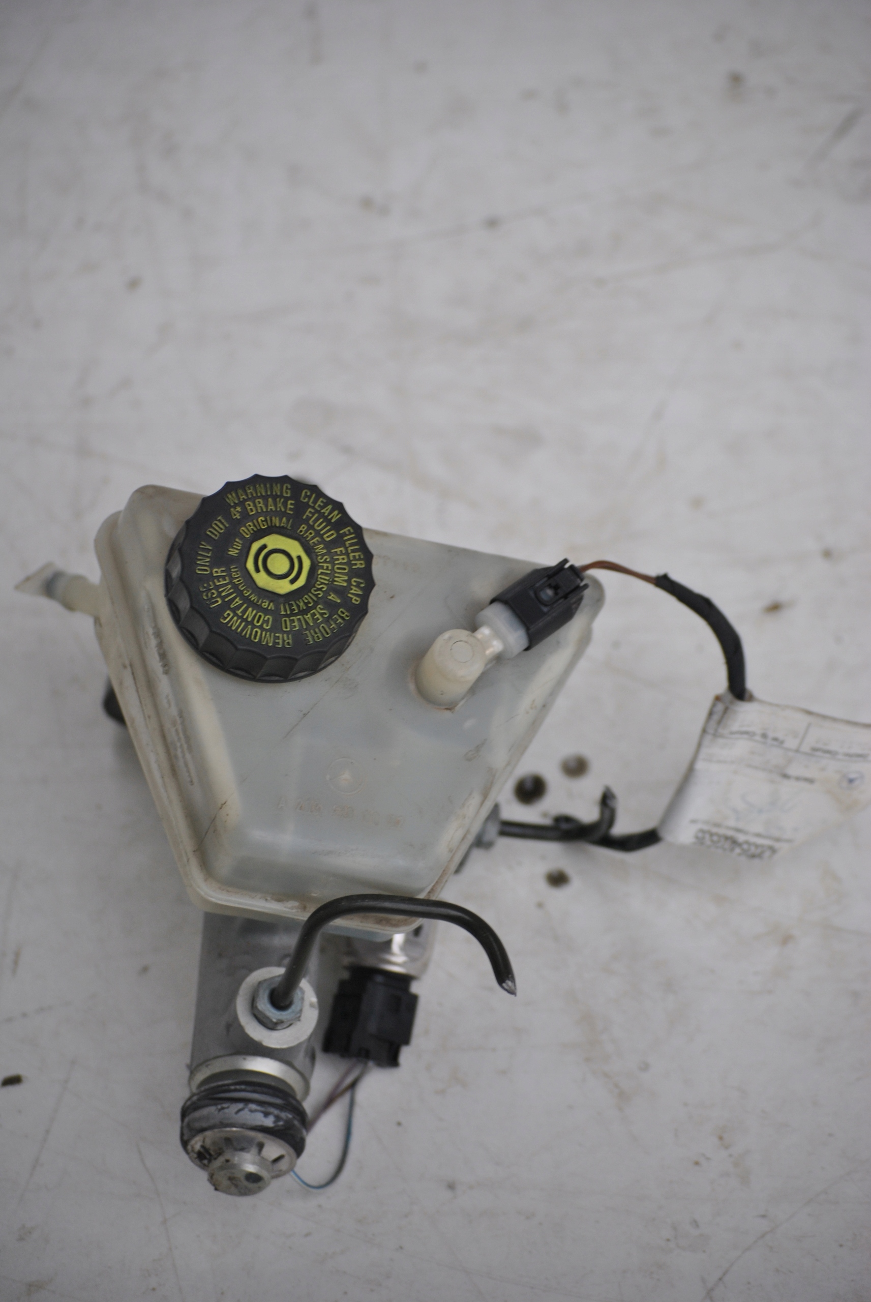 Главный тормозной цилиндр A2034300002 MERCEDES W203 2,2 CD