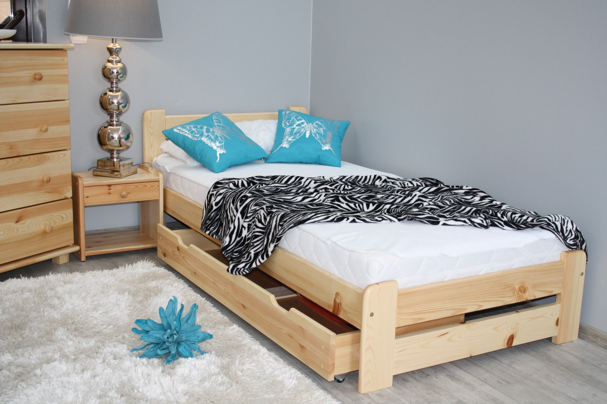 двуспальная деревянная кровать на дачу