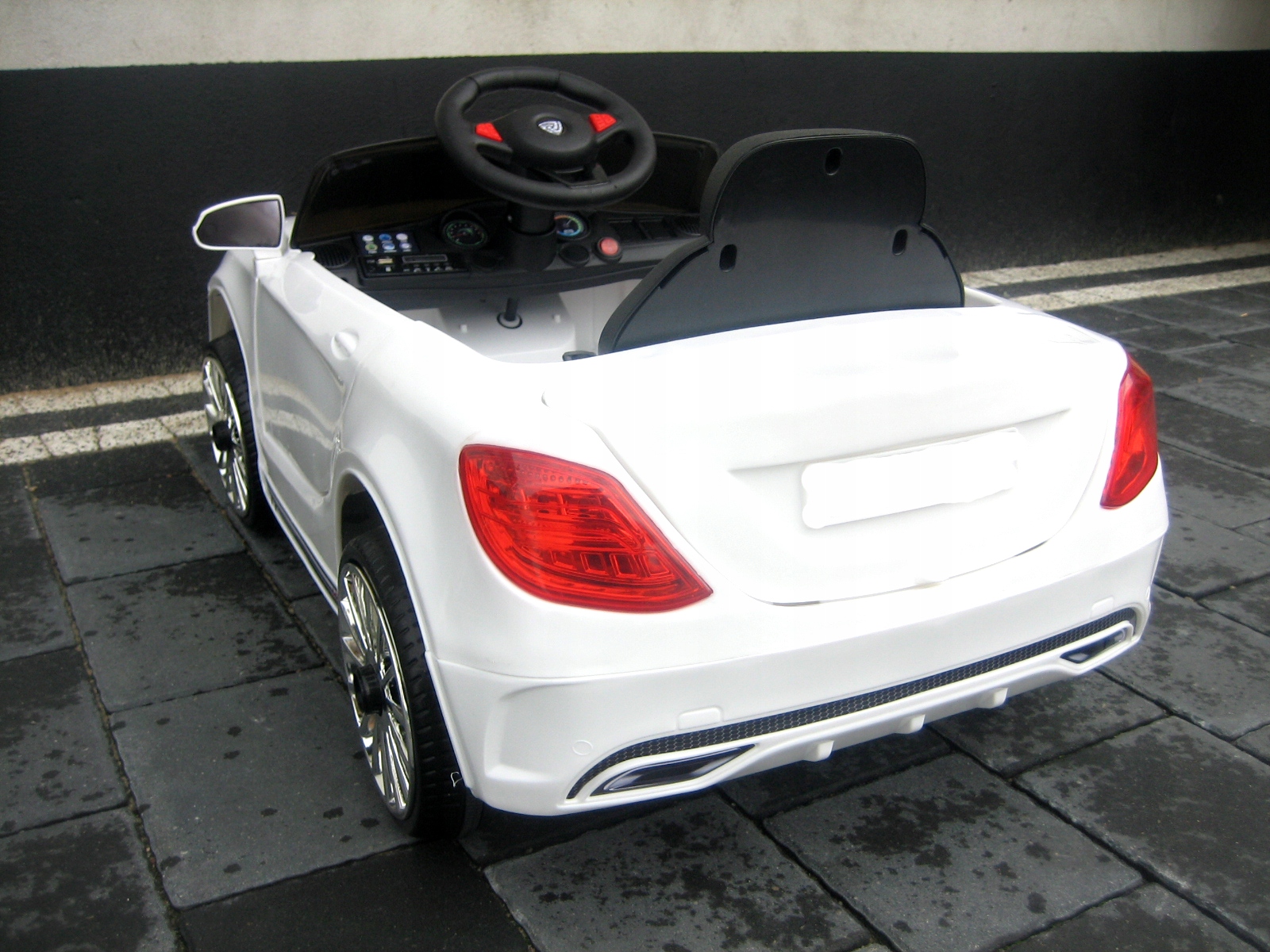 LIMUZYNA AUTO NA AKUMULATOR 3SILNIKI MP3 USB PILOT Marka inna