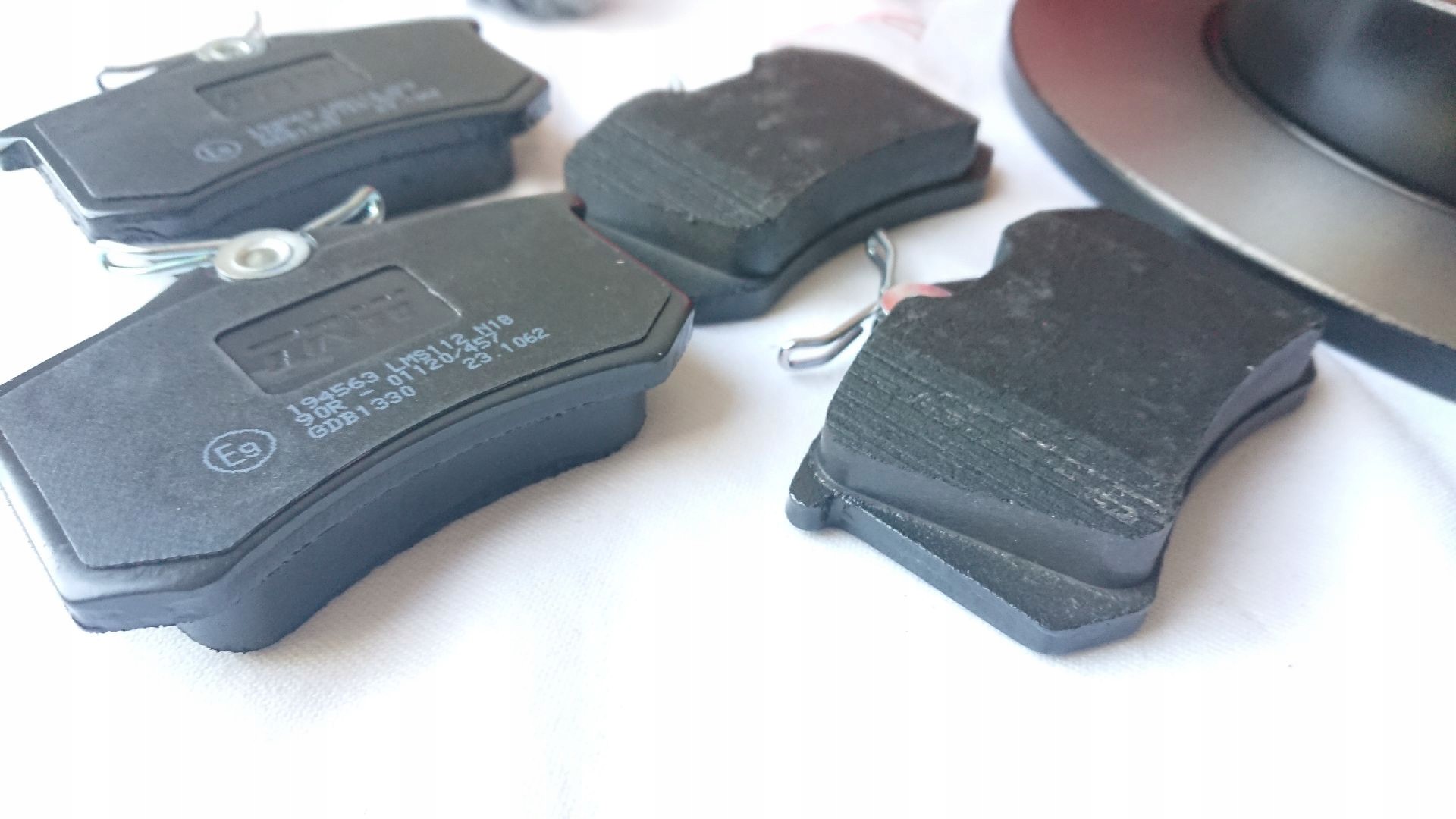 ДИСКИ + КОЛОДКИ ЗАДНЯЯ TRW SKODA RAPID ROOMSTER