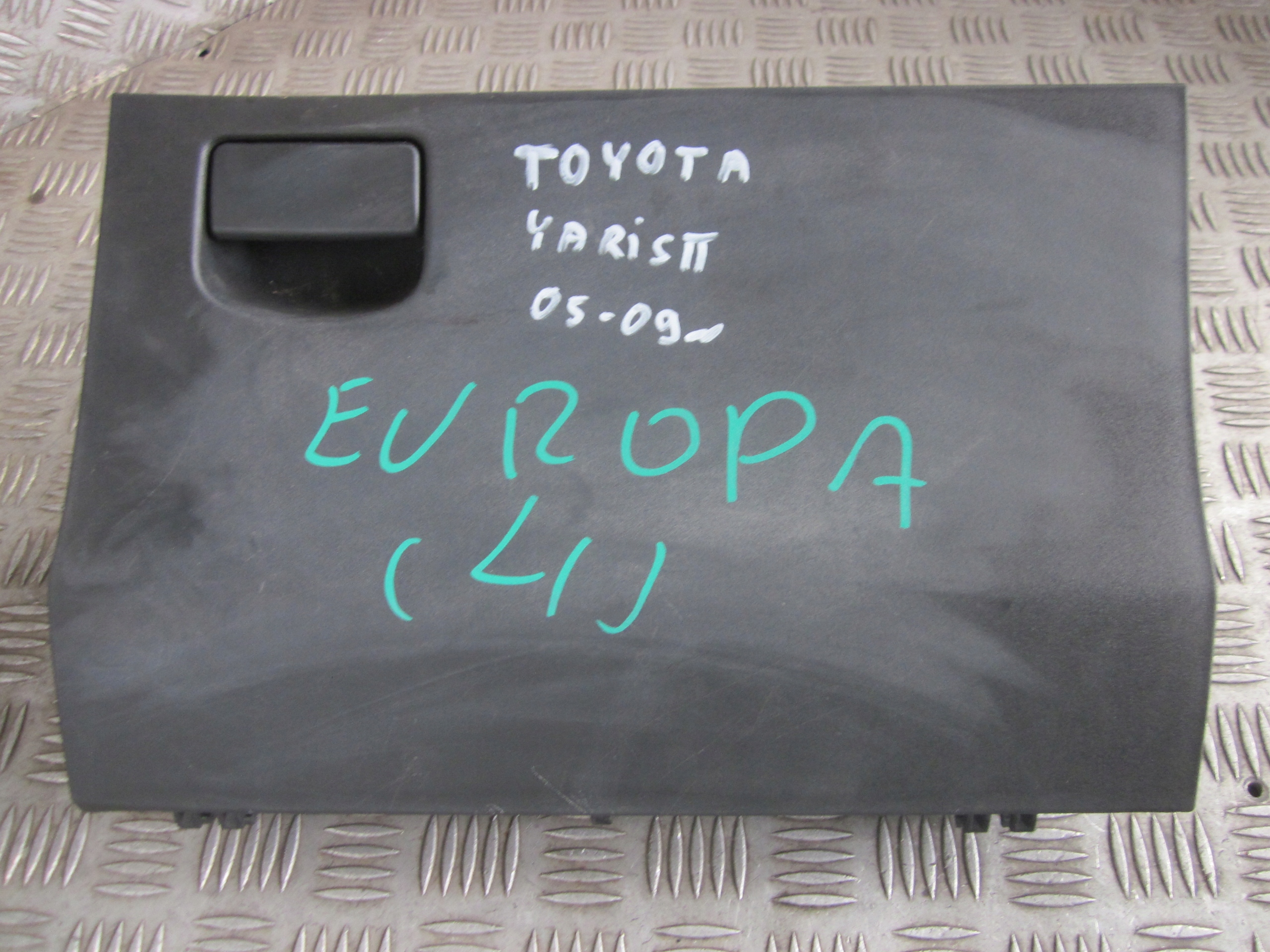 Бардачок toyota yaris ii 05-09r 5551-0d060