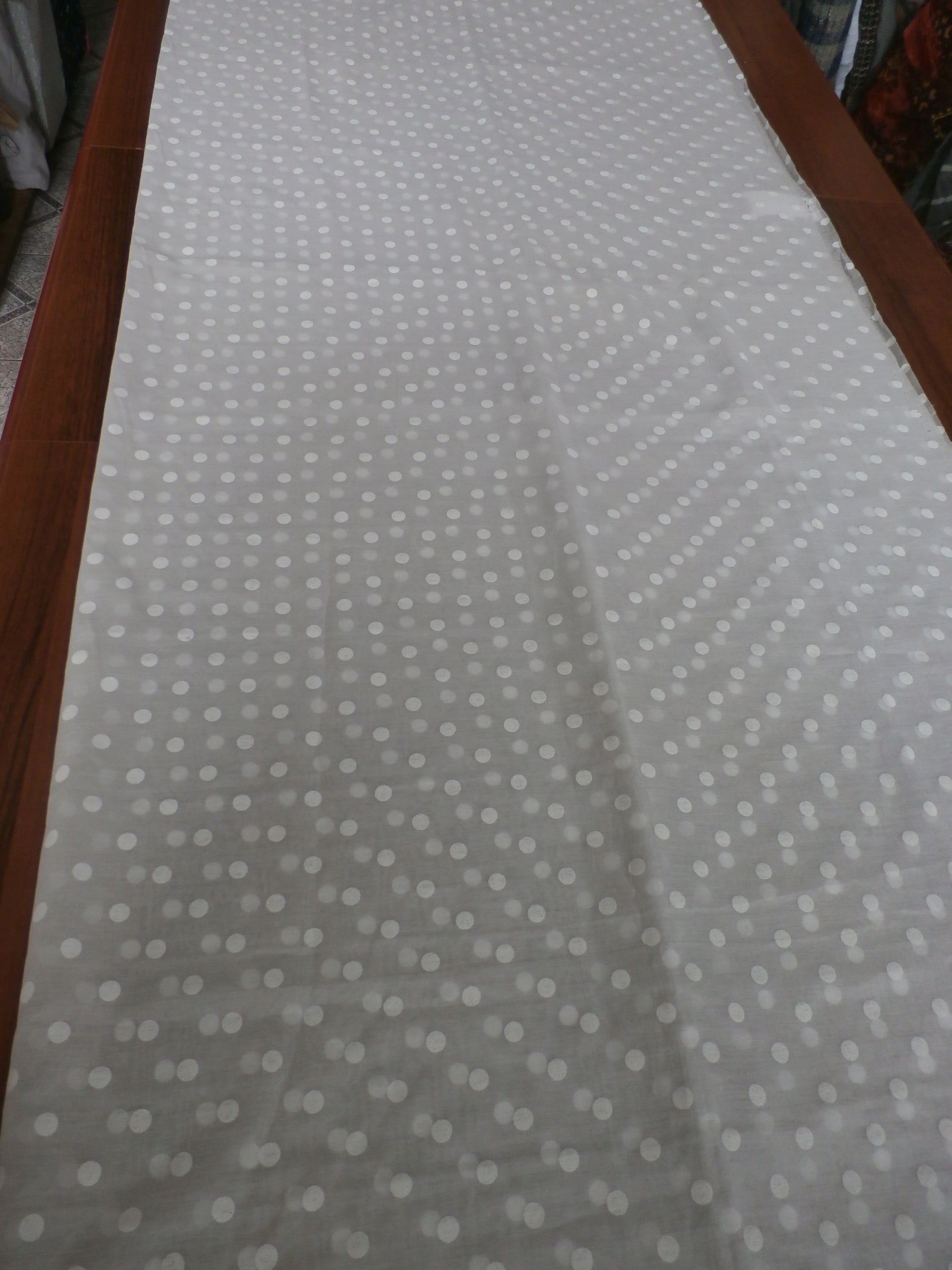 krémový hedvábný šifon s krémovými tečkami