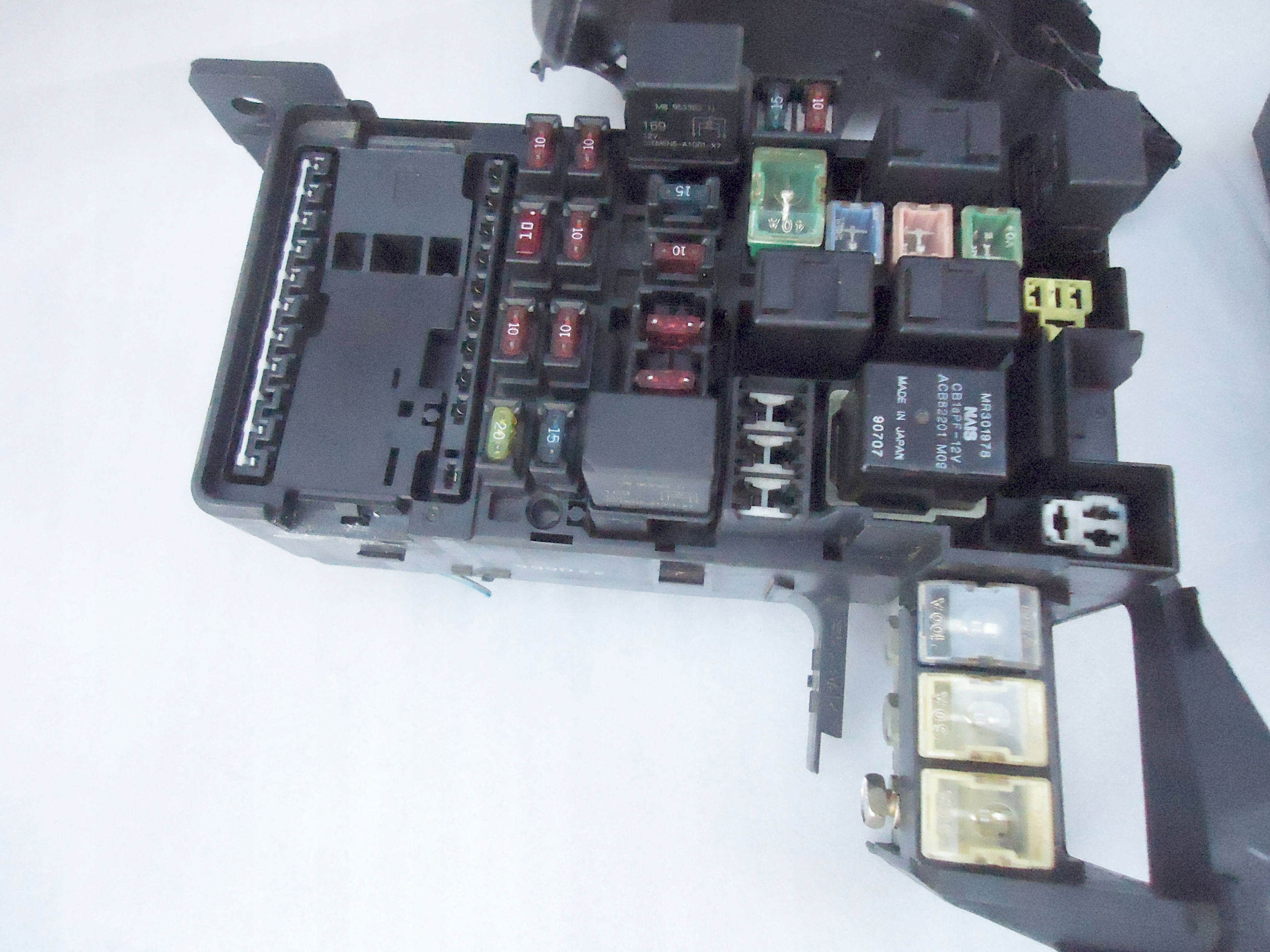 MITSUBISHI PININ 2001r SKRZYNKA BEZPIECZNIKOW Voltage Other