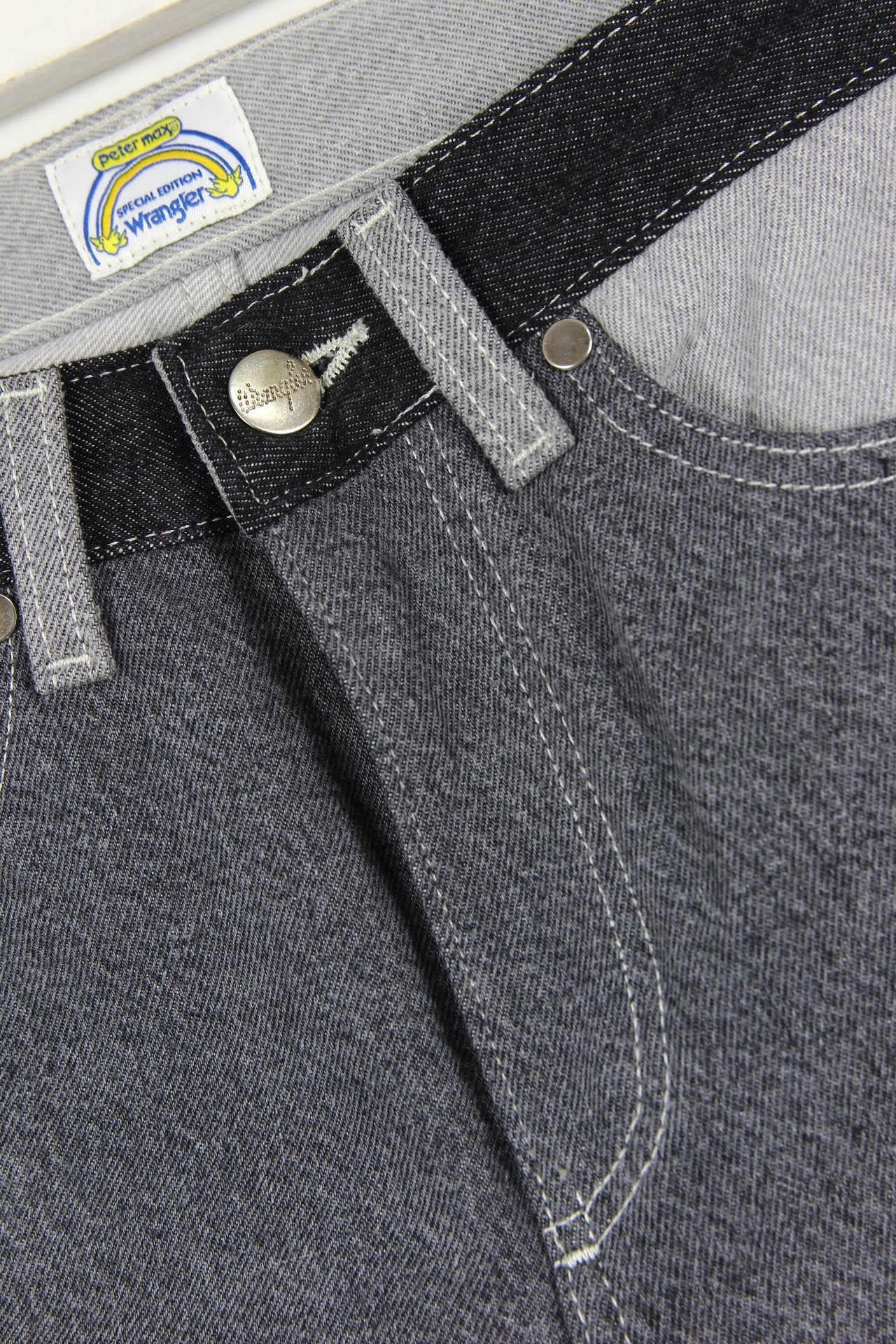 WRANGLER x PETER MAX JEANSY STRAIGHT 7/8 _ W25 L30 Długość nogawki 7/8