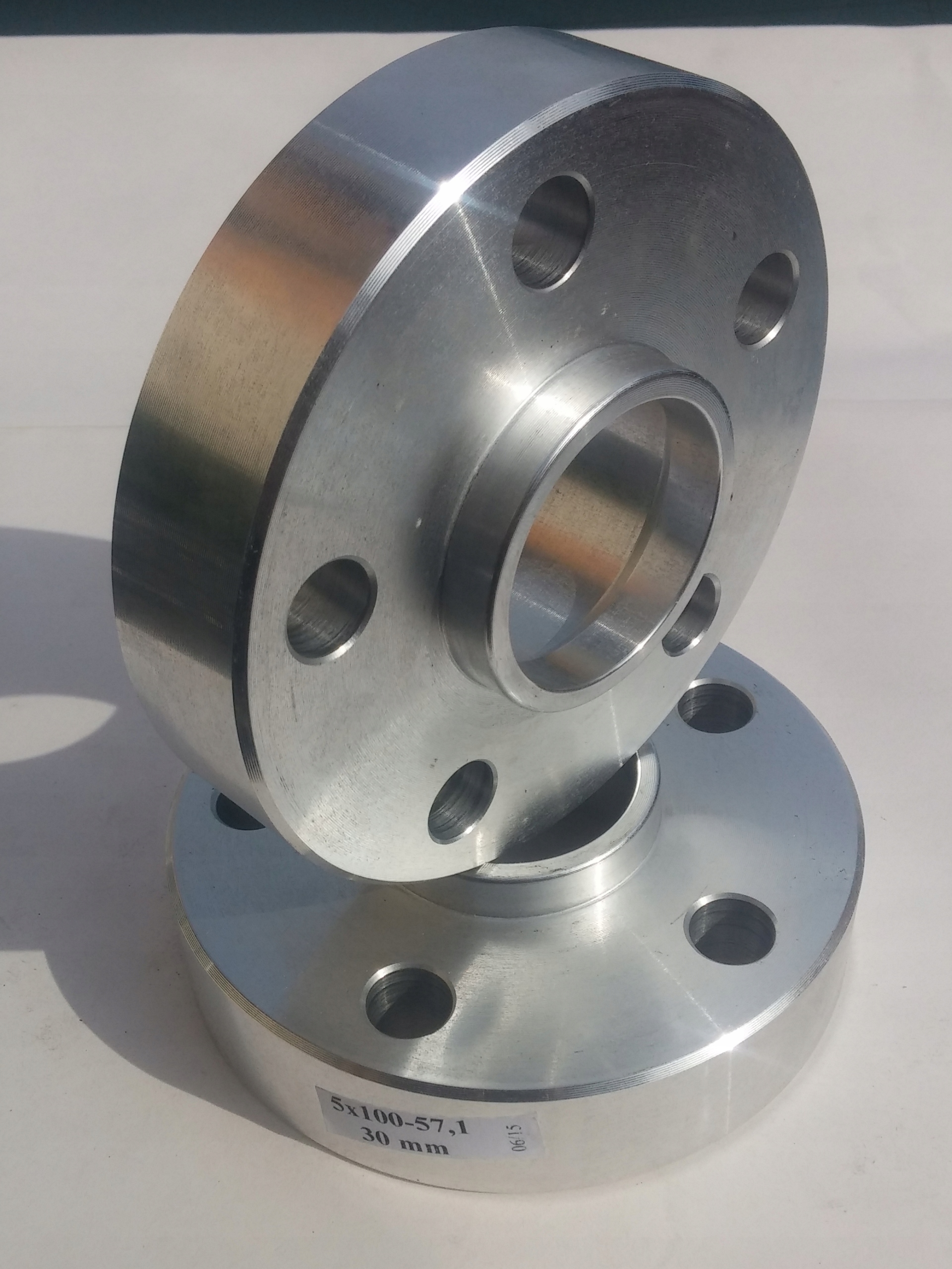 

Dystanse 5x120 redukcja 74,1 na 72,5 30mm E39 Bmw