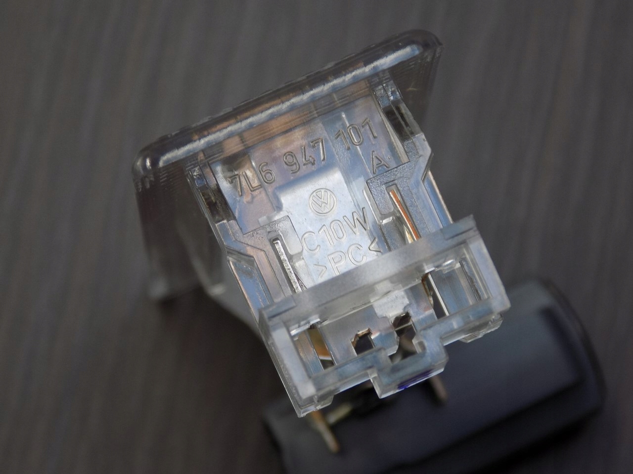 7L6947101A LAMPKA OŚWIETLENIE WNĘTRZA VW PASSAT Strona zabudowy tył