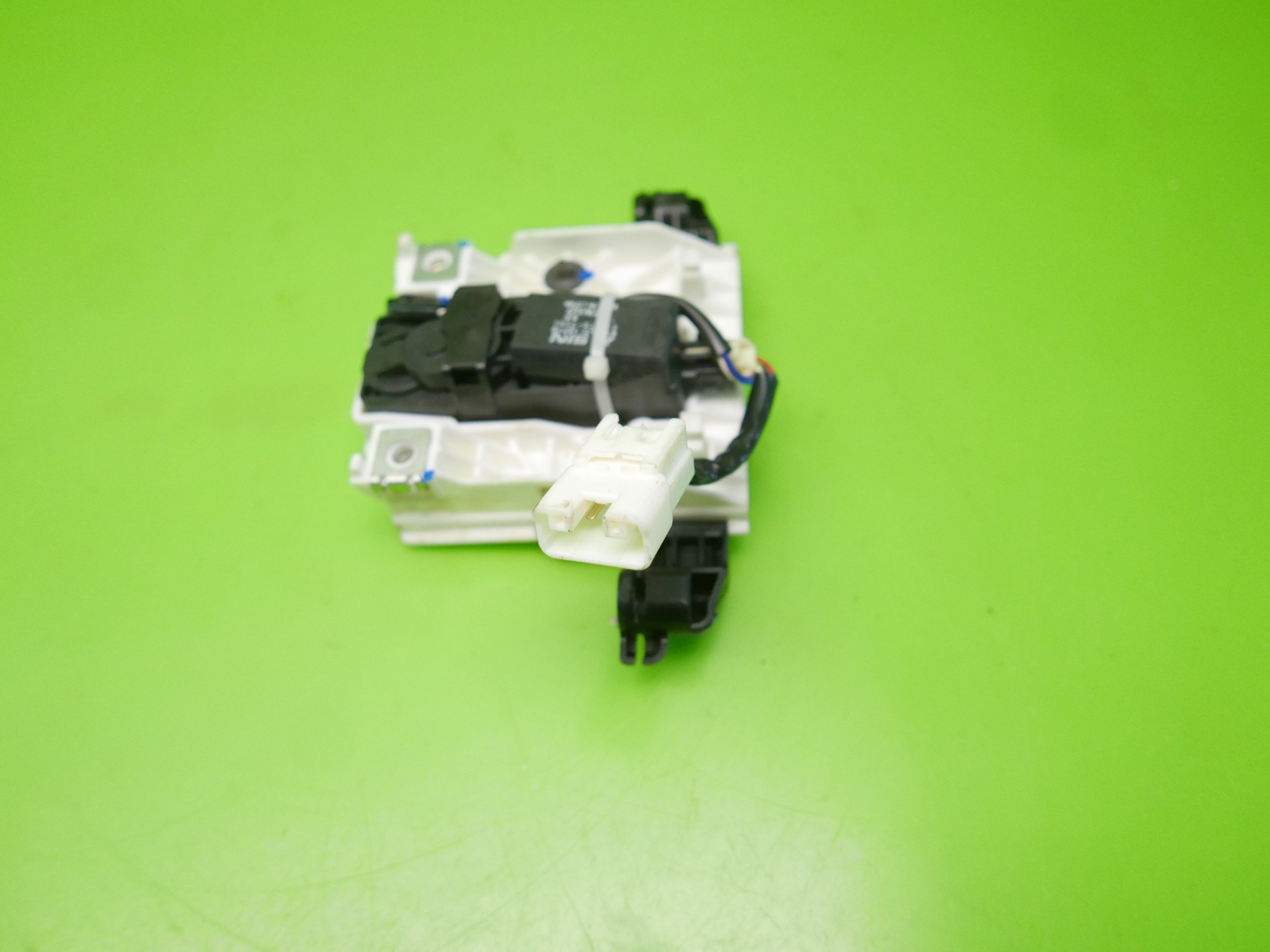 SILNICZEK FOTELA ZAGLOWKA TYL LEWY LEXUS LS460L FV Car type Passenger cars