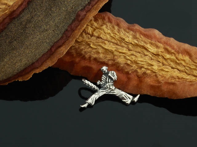 Srebrny Wisior 0,925 z karateką karate judo kimono Marka Inna marka