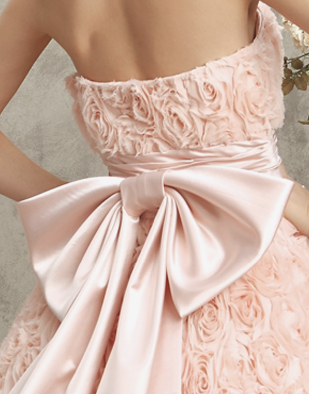 Розовое платье с бантом