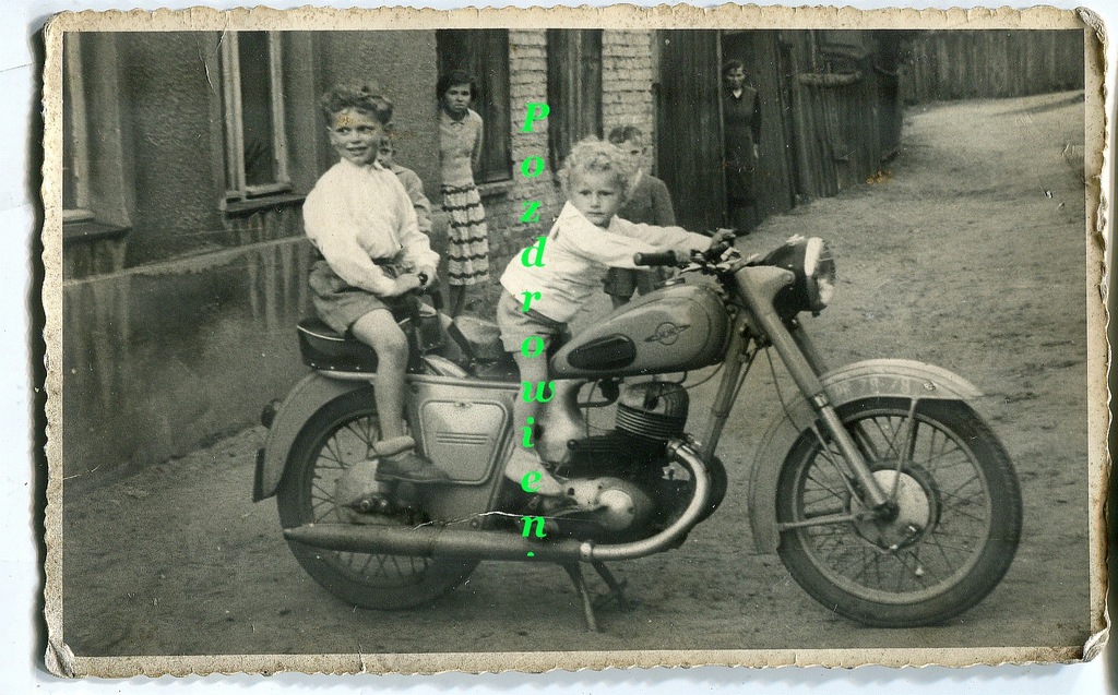 Foto. Stary motor WSK i dzieci