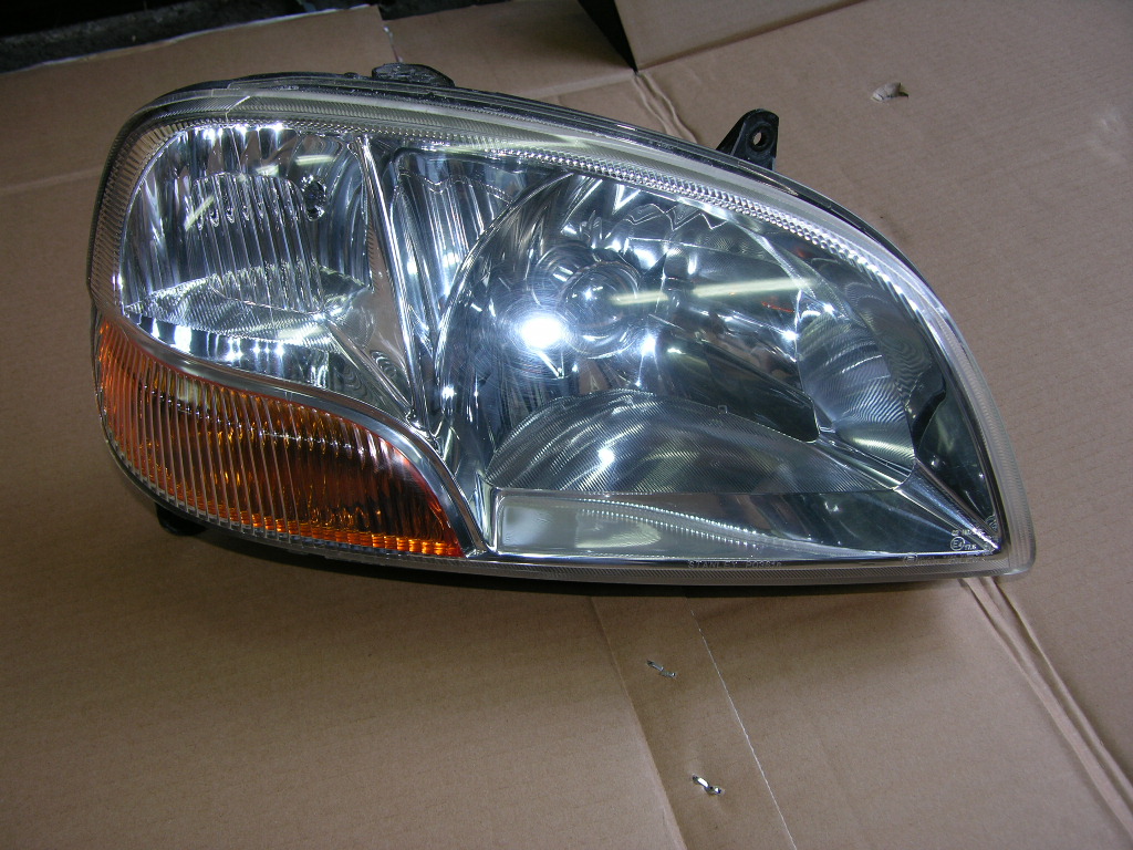 SUZUKI IGNIS 00-03 REFLEKTOR PRAWY LAMPA PRZÓD