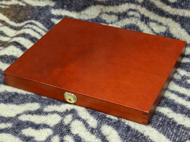 Pudełko walizka drewniana na 15 monety śr. 32mm