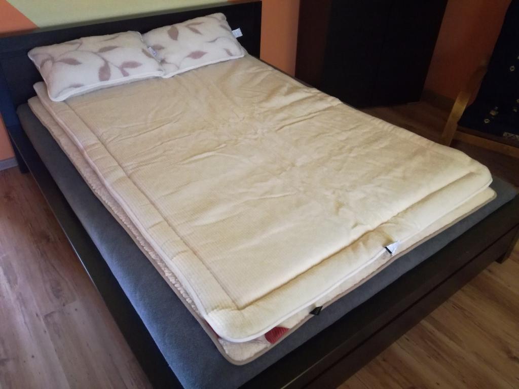 KOŁDRA Z OWCZEJ WEŁNY MERYNOS WOOLMARK + MATERAC