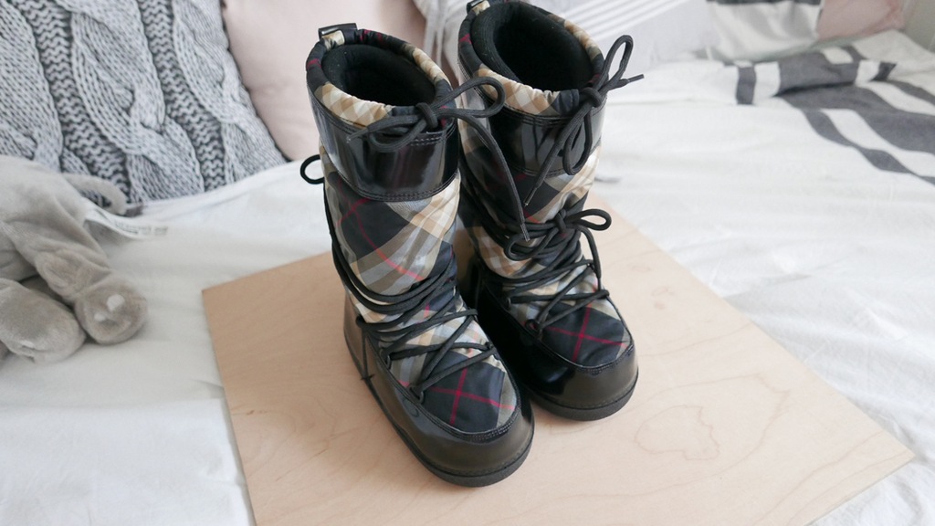 Burberry store moon boots