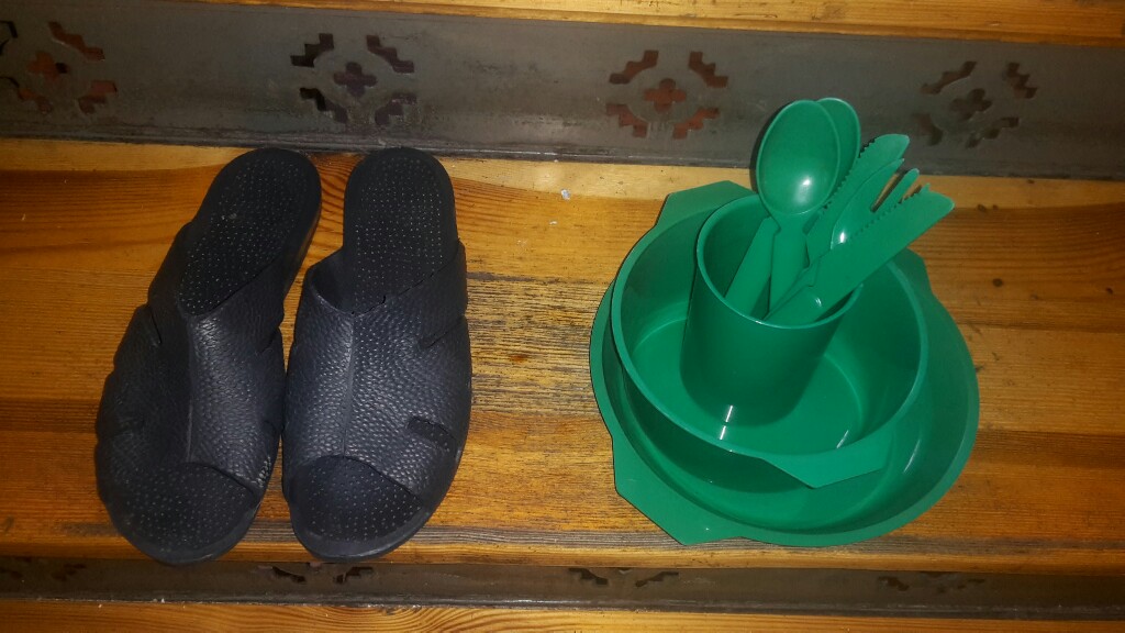 więzienne naczynia plus klapki