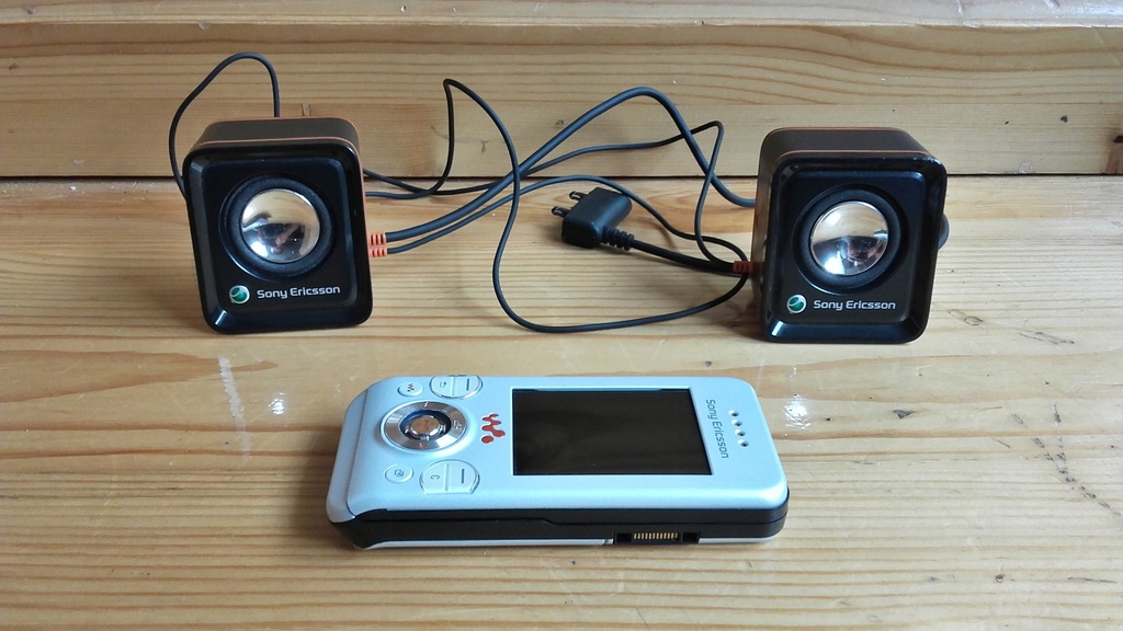 Telefon SONY ERICSSON W580i + głośniki MPS-70