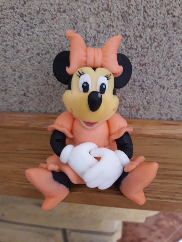 Figurka na tort z modeliny Myszka Mini.