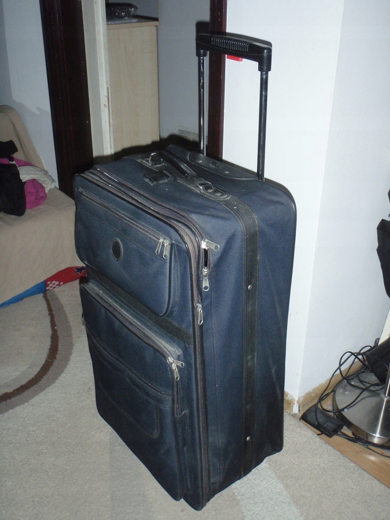 Duża walizka na kółkach - 75x44cm