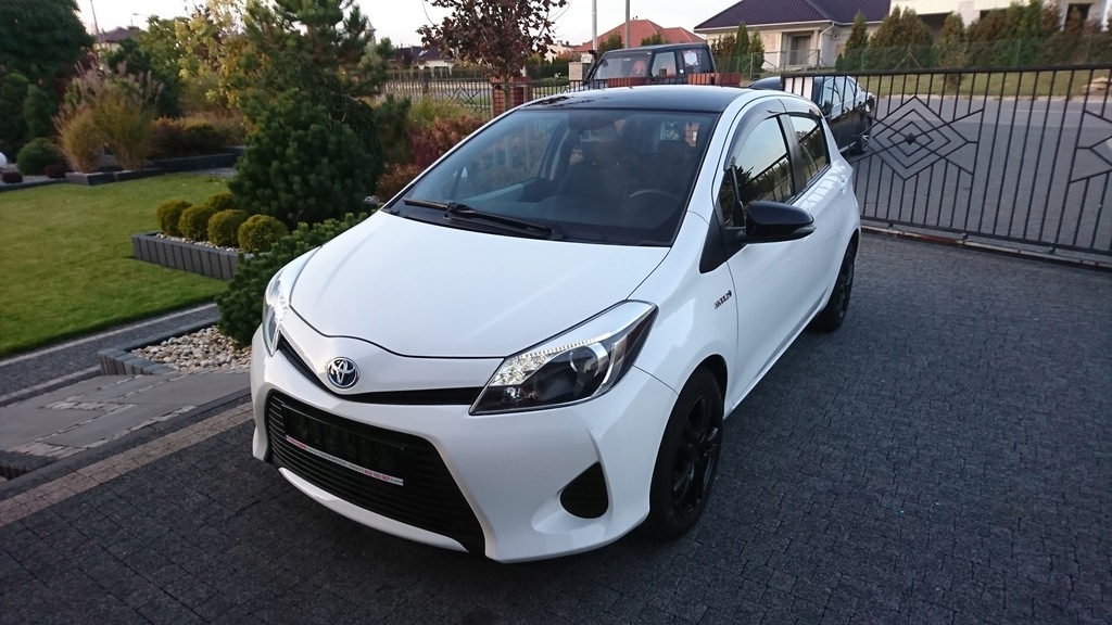 TOYOTA YARIS HYBRID 1.5H BLACK&WHITE(TOY-CARS)