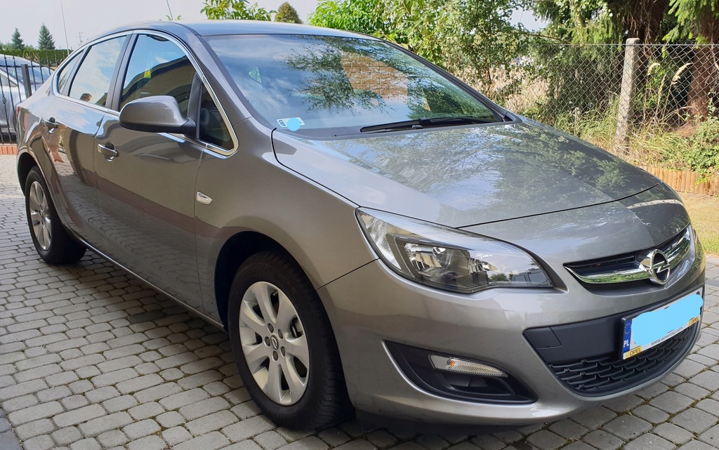 Opel astra j sedan