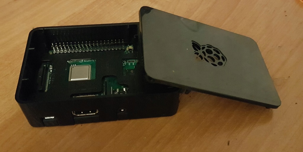 Raspberry pi 3 B+ + obudowa + zasilacz + 16GB