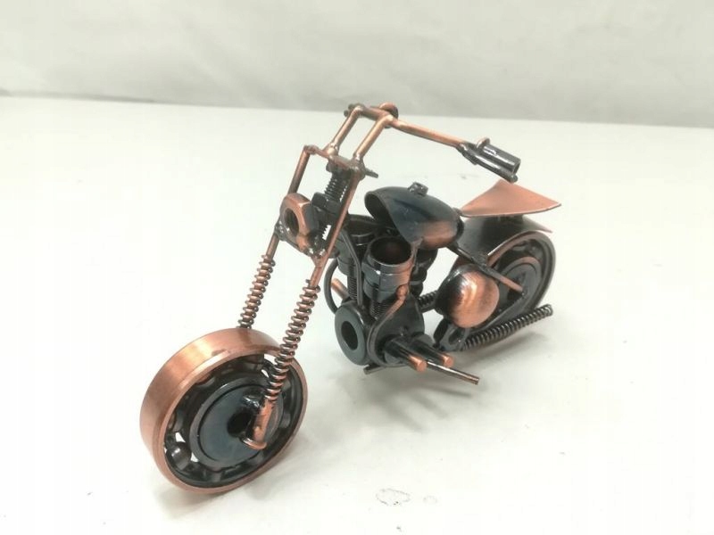 MOTOR WYKONANY Z FRAGMENTÓW ŚRUBEK I ŁOŻYSK