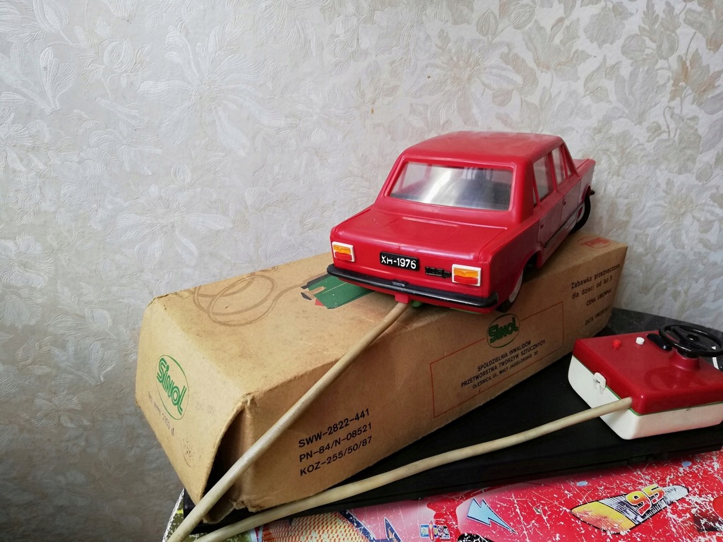 Zabawka z czasów PRL Fiat 125p na baterie z kablem