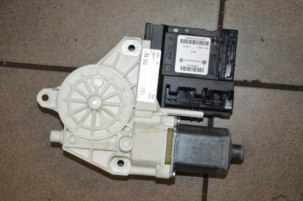 Audi a3 8P Lift silniczek drzwi lewy 8P0959801P