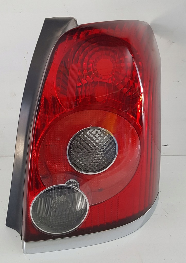 Lampa prawy tył Toyota Avensis T25 kombi lift EU