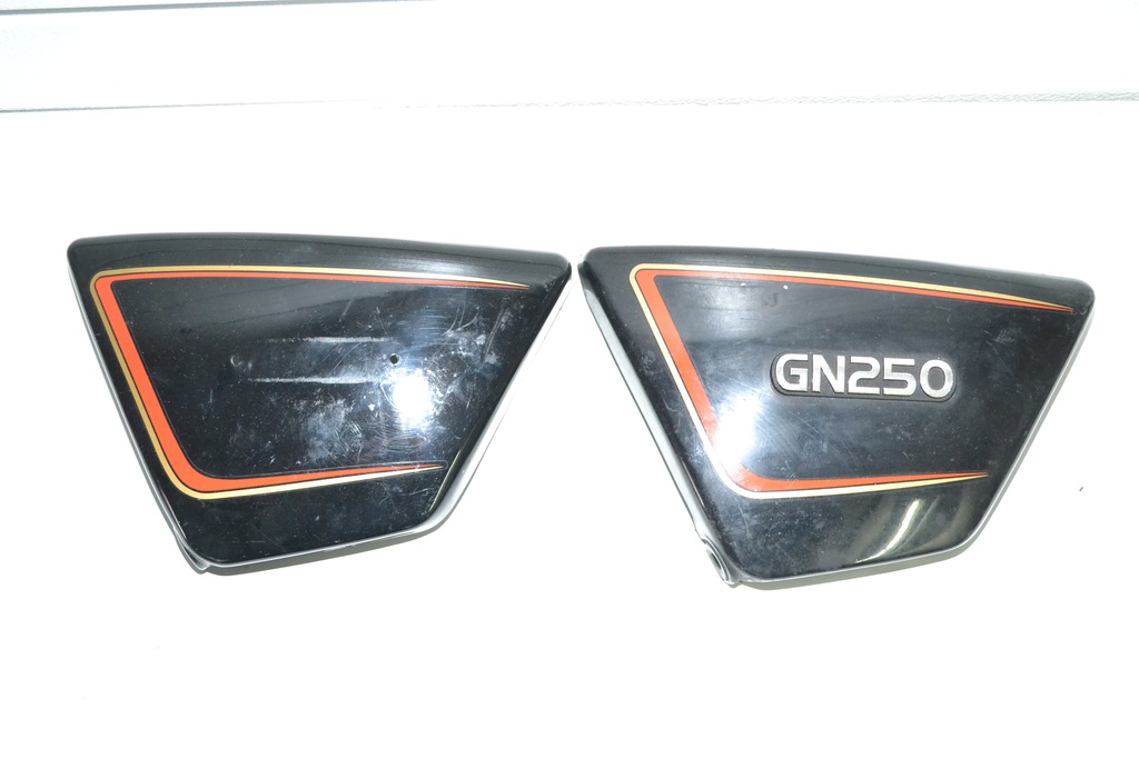SUZUKI GN 250  OSŁONA OWIEWKA BOCZEK