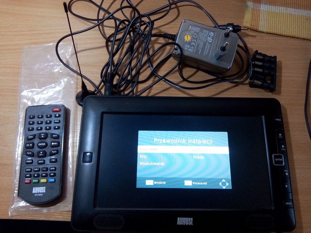 Telewizor przenośny August DTV905 USZKODZONY