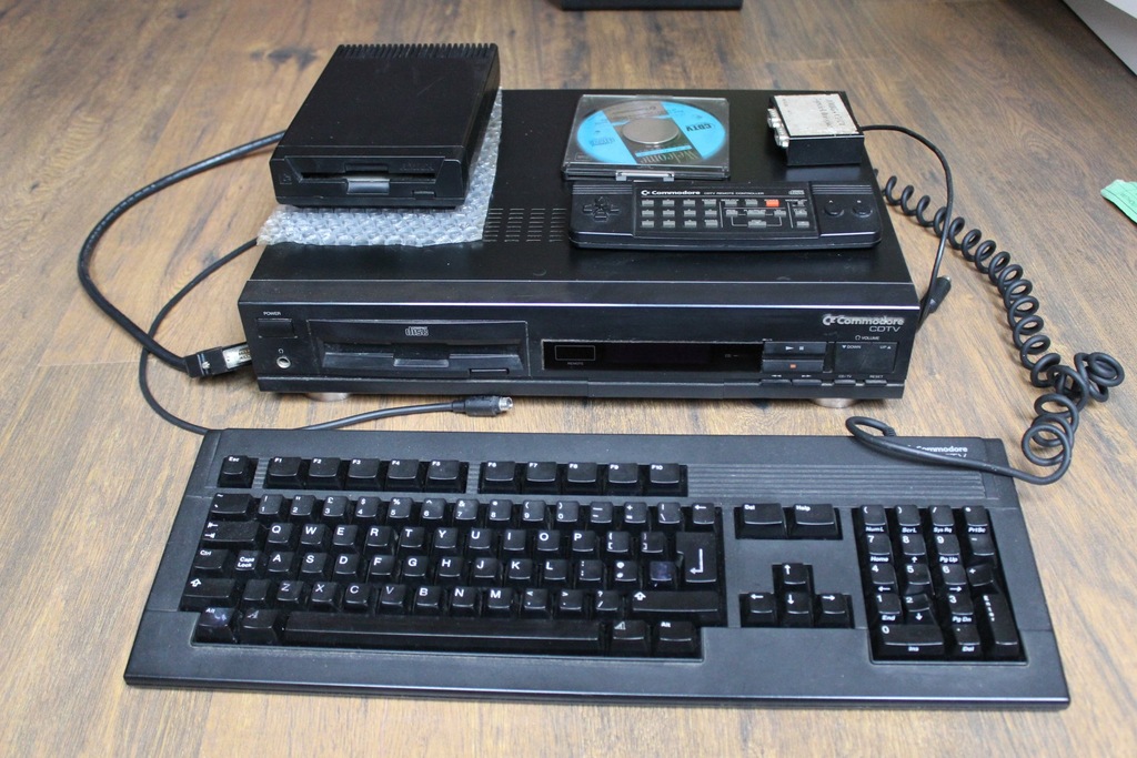 Komplet sprawny Commodore Amiga CDTV.