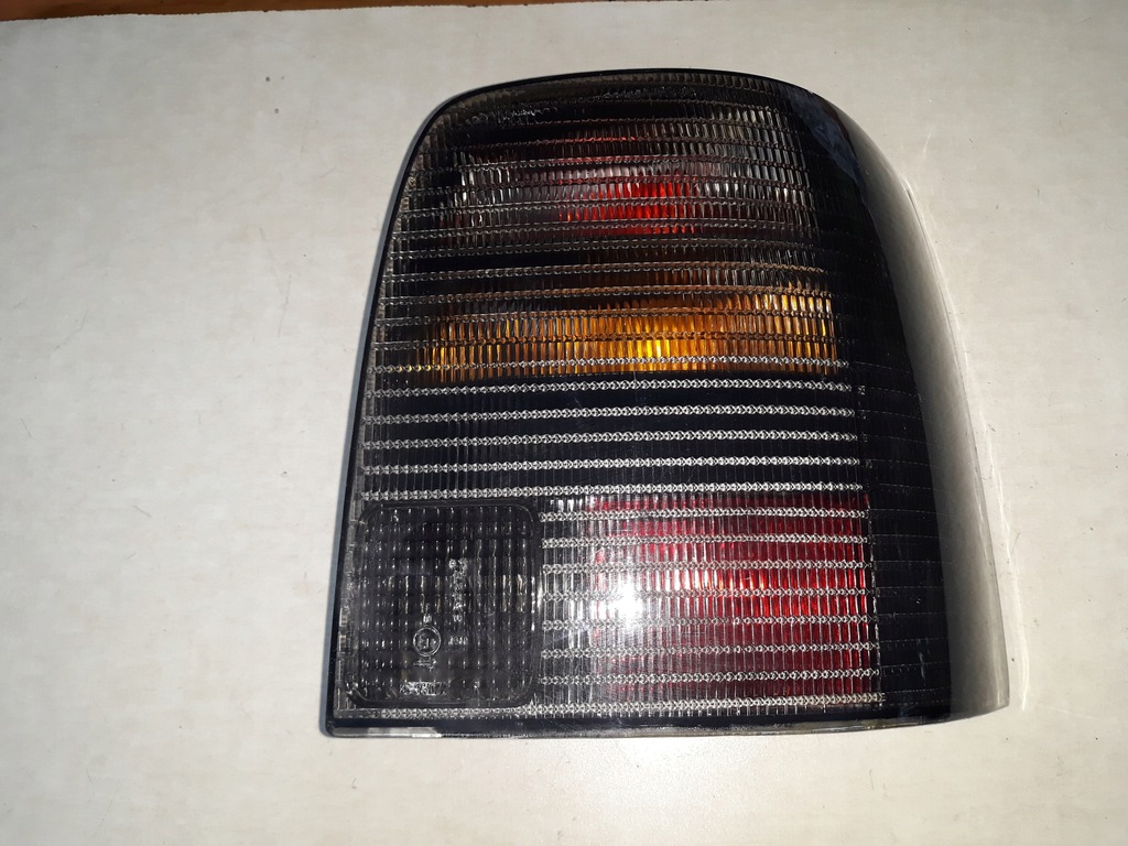 LAMPA TYŁ TYLNA VW PASSAT B5 KOMBI PRAWA CIEMNA
