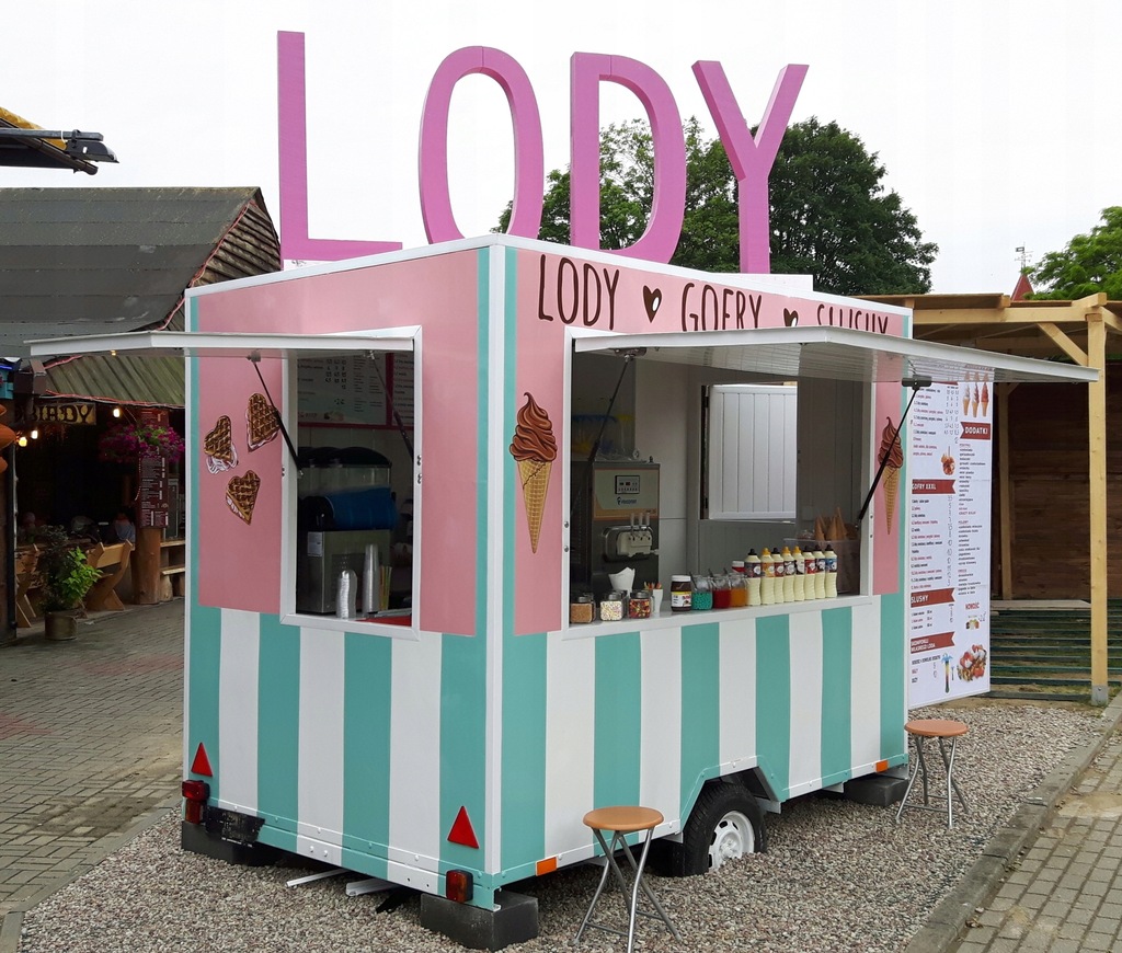 Pan Wojciech Otworzył Stoisko Z Lodami Przy Zejściu Na Plażę Przyczepa gastronomiczna - budka z lodami, goframi - 7467655695