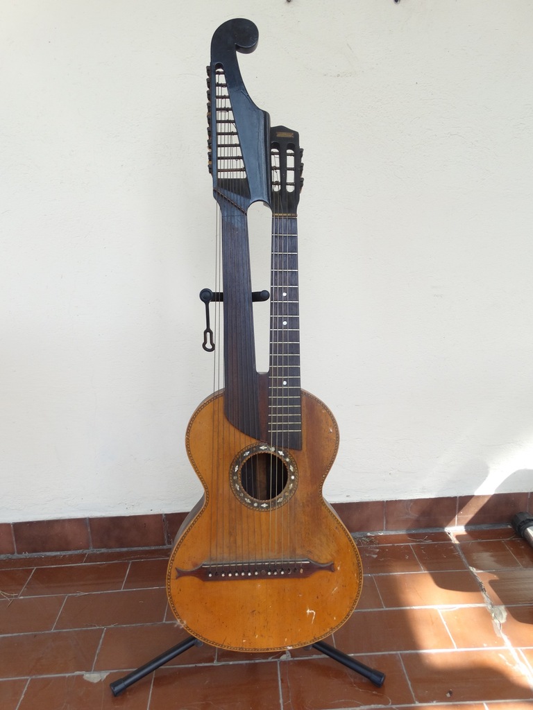 Przedwojenna gitara wielogryfowa