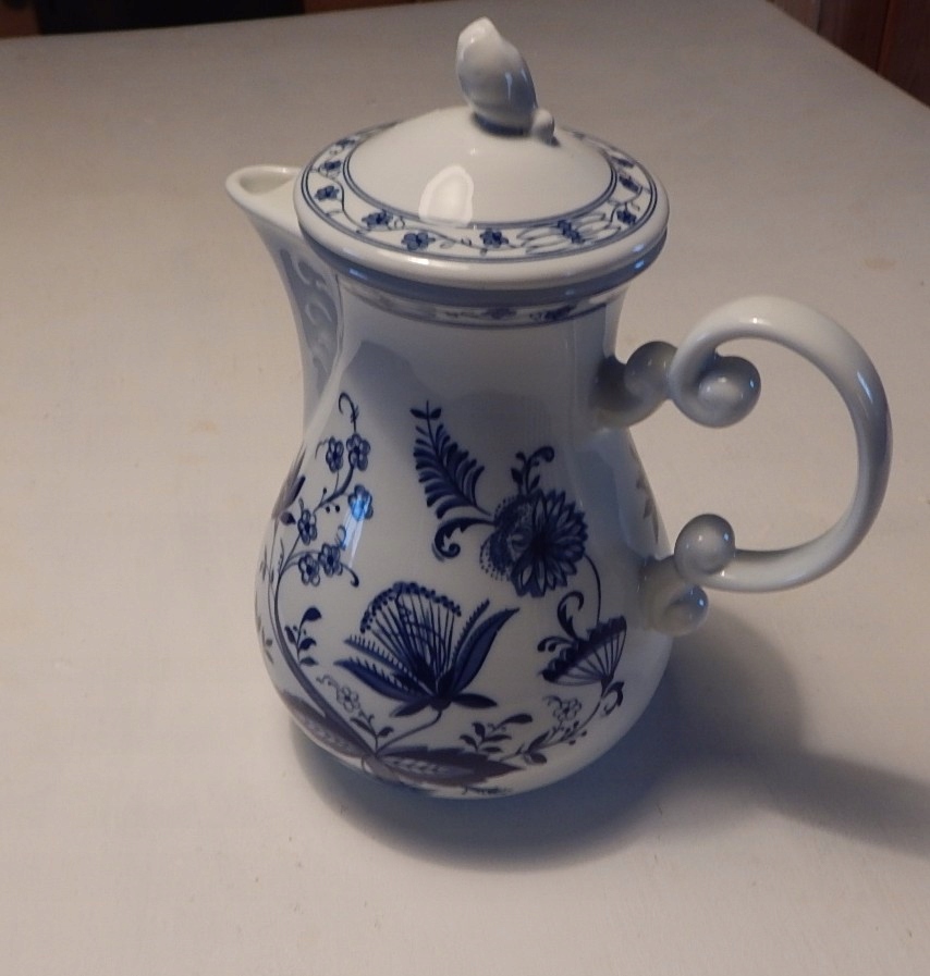 DZBANEK PORCELANA BIAŁY NIEBIESKI WZÓR WELLCO