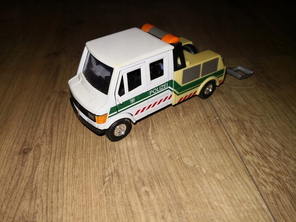 Holownik laweta Mercedes-Benz kaczka 1:43