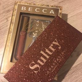 BECCA Chrissy pomadka w płynie Red Velvet matowa