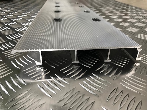 SOLIDNY PROFIL ALUMINIOWY PODŁOGOWY 2,1m LAWETA
