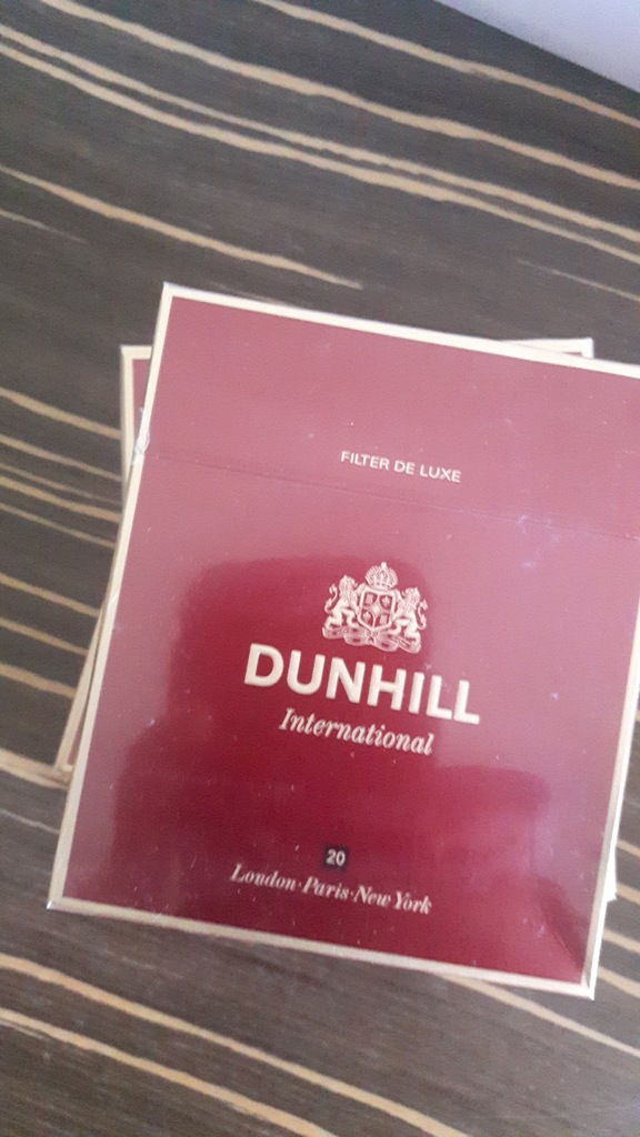 Dunhill International paczka papierosów