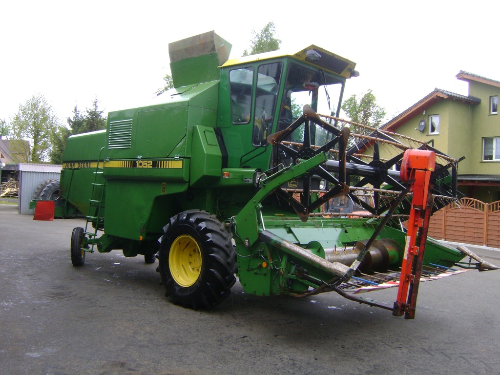 KOMBAJN ZBOŻOWY JOHN DEERE 1052 3M SUPER STAN 1055
