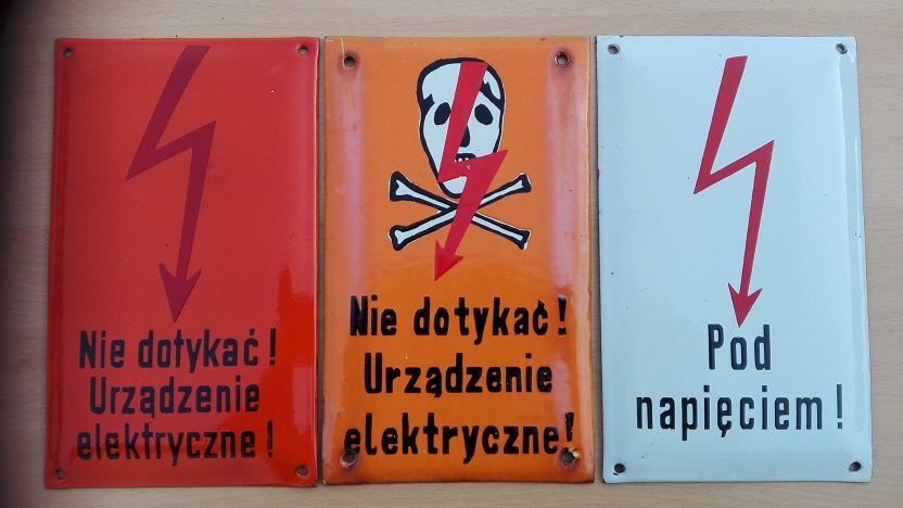 3 stare metalowe energetyczne tablice ostrzegawcze