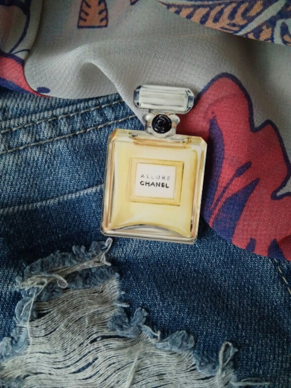akrylowa broszka coco Chanel perfumy flakon żółty