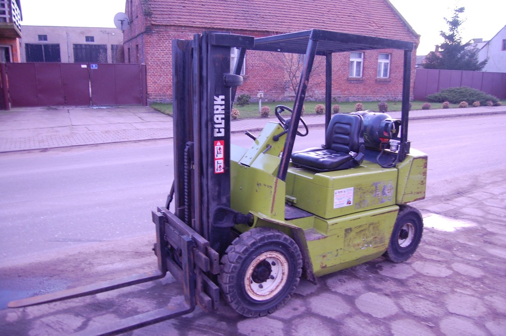 WÓZEK WIDŁOWY CLARK 2500 kg SPROWADZONY triplex