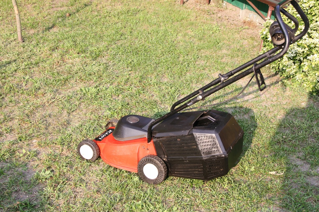 Kosiarka elektryczna &quot;KIWI&quot; 900w