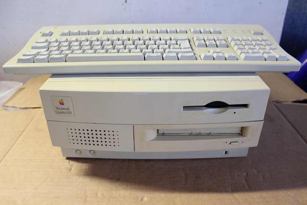 APPLE MACINTOSH QUADRA 650 + KLAWIATURA