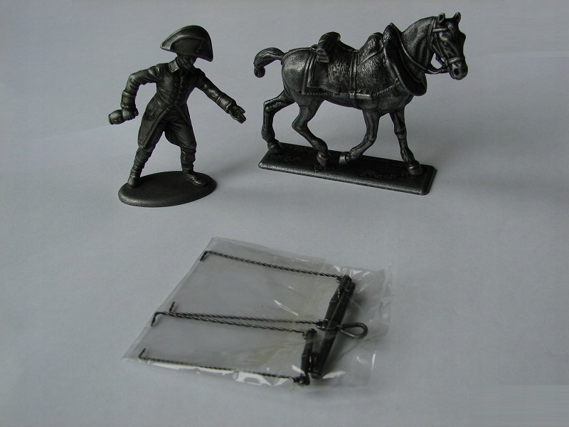 Żołnierz obsługi Napoleona i figurka konia