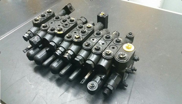 ROZDZIELACZ JCB MINI 8014 8015 8016 8017 8018 JCB